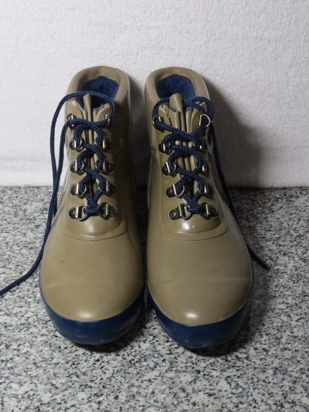 Lands End Women’s 9 Lace Up Boots Fleece Lined Waterproof Good Used Condition